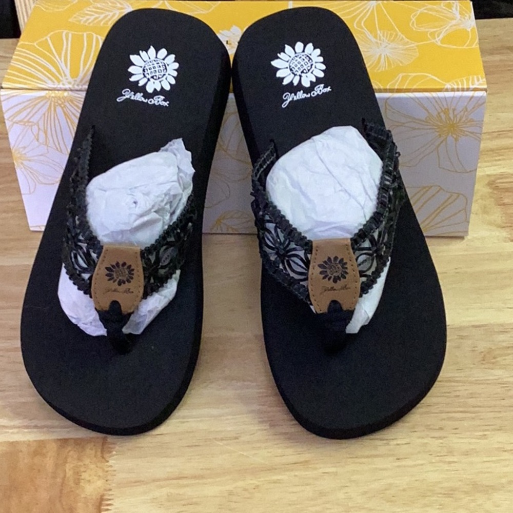 Yellow box - Black Lisabet Thong Sandals - size 7.5 - new